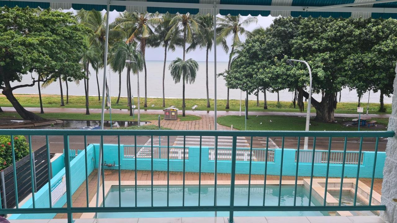 Emthree Seaside Apartments Townsville Exterior photo